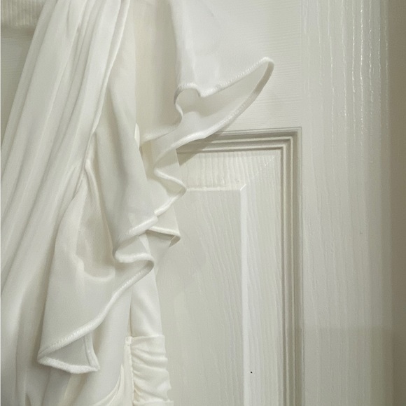 Beautiful Formal white gown, floor length. Size 1X. - Picture 4 of 6